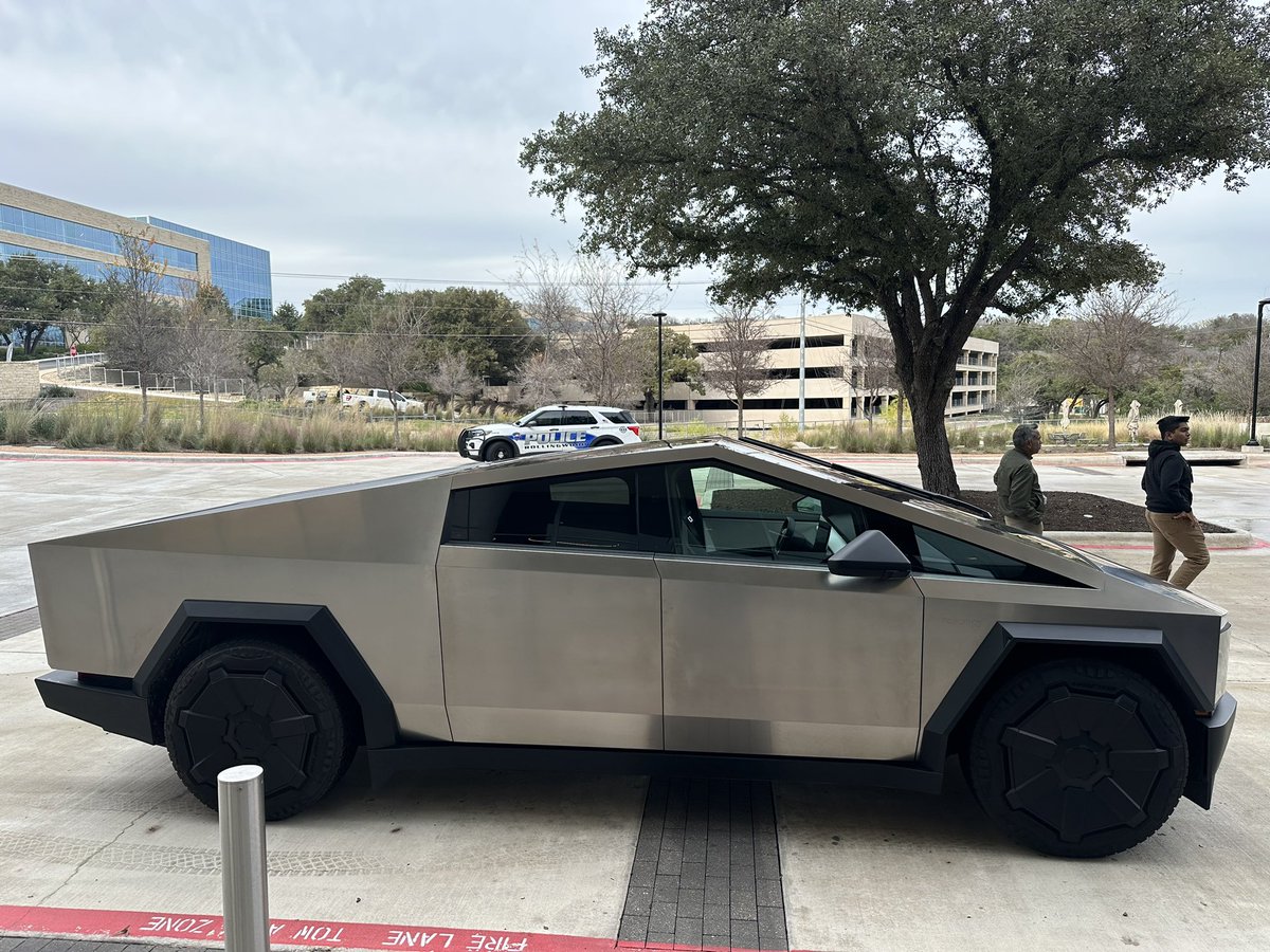 Finally got to see a cybertruck.