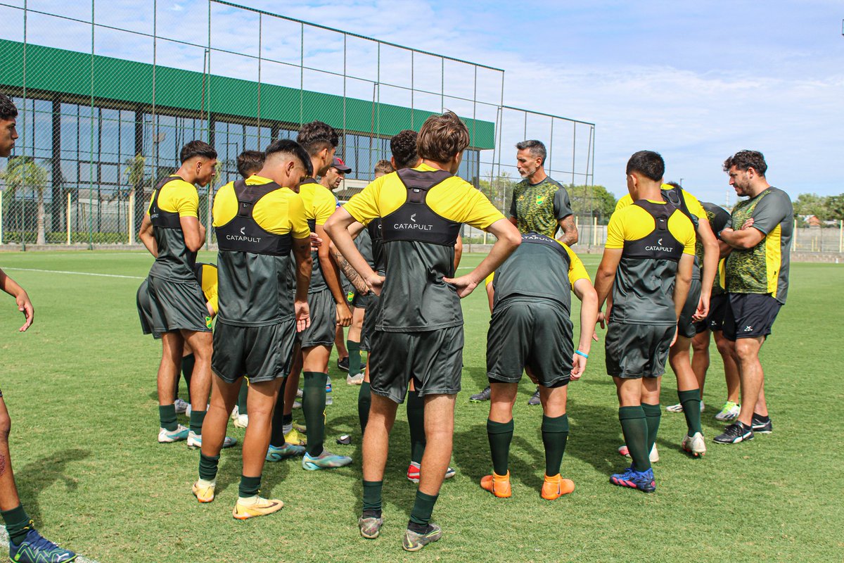 ClubDefensayJus's tweet photo. #ReservaDefensa 

Por la mañana nuestra reserva dirigida por Pablo Quatrocchi jugó un amistoso frente a @CAVSCoficial en el predio Campeones del Mundo. El resultado fue a 1 a 1, el gol para el halcón lo marcó Máximo Ingravidi.

#VamosDefe 💚💛💚 https://t.co/LHG7ckGmrF