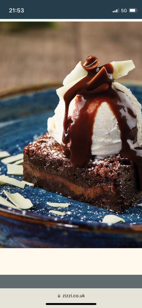 Lyds_93's tweet photo. @WeAreZizzi I had a salted caramel brownie tonight at your Westfield Stratford branch but there was no hint of salted caramel… I asked the waiter who said it is only a drizzle on top. But the menu says ‘injected with salted caramel’ &amp; photo shows a decent amount in the middle?! https://t.co/sScZMTHvvY