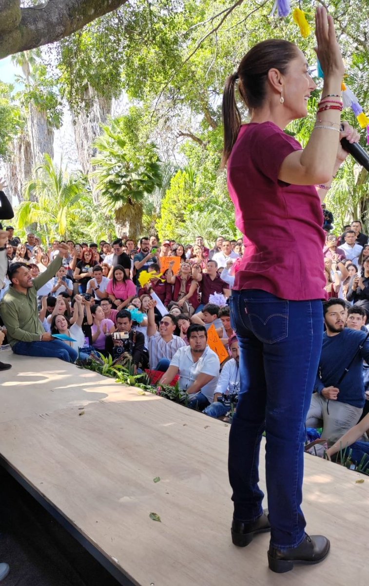 CDMX_EsClaudia's tweet photo. En un ambiente de festividad y alegría se llevó a cabo el encuentro con las Juventudes de Morelos con la presencia de referentes como @AbrahamCarro @Rodrigo_hdo @AleSanchEsp @_BrendaEspinoza  @AmparoHaydee @Antunez099 en Xochitepec, Morelos 
Viva La Primera 🇲🇽🫶 https://t.co/wXLHurXt1Y