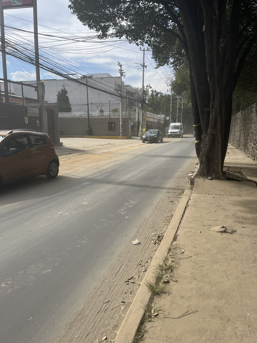 Circe310172's tweet photo. @TlalpanAl dejaron inconclusas las obras sobre Calzada Arenal desde hace semanas. Todo el tiempo mucho polvo que lástima vías respiratorias a transeúntes, ensucia todo, coches de los vecinos imposible mantenerlos limpios.

Por favor terminen!! 

@GobCDMX @SOBSECDMX https://t.co/OY0xagmRqn