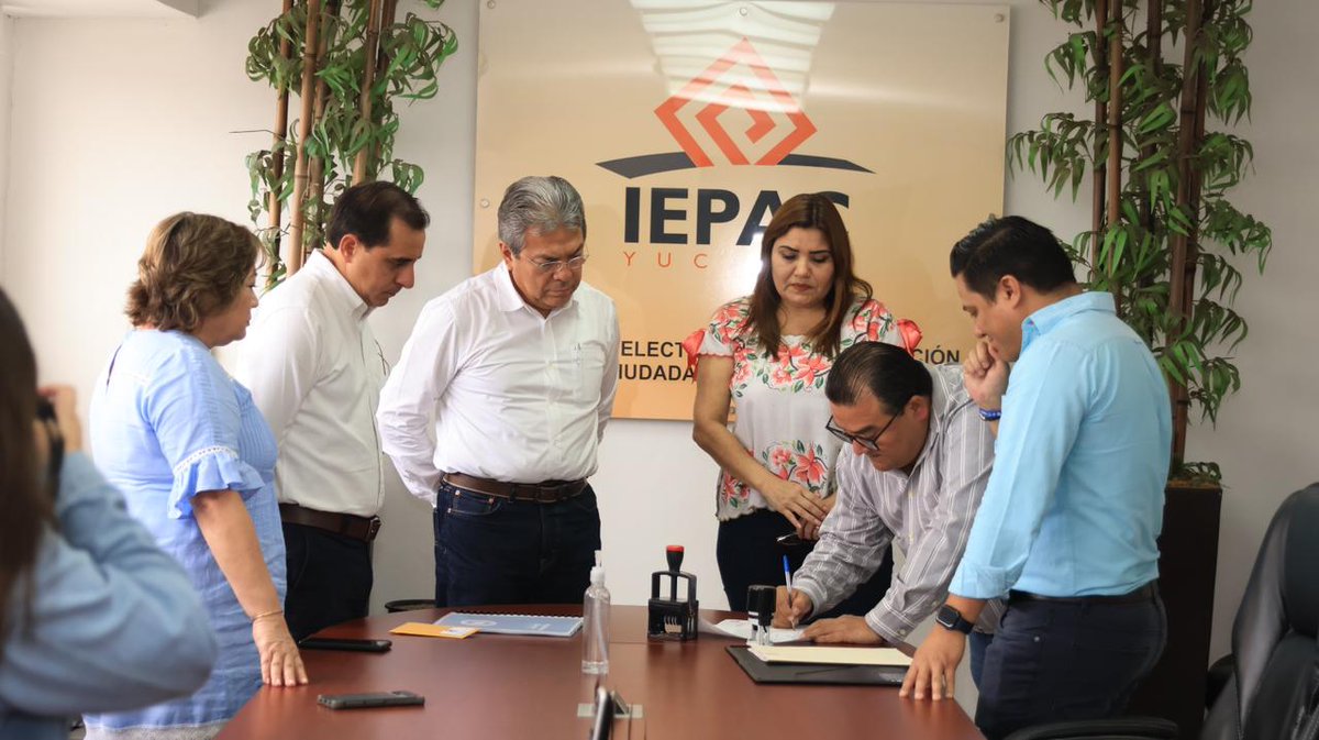 AsisFC's tweet photo. Registramos en el #IEPAC la Plataforma Política del #PANYucatán para el proceso electoral 2024, la cual fue construida en foros encabezados por @RenanBarrera y contiene las opiniones de los yucatecos para seguir transformando al Estado de manera segura y sin improvisaciones. https://t.co/AUP2uKnGon