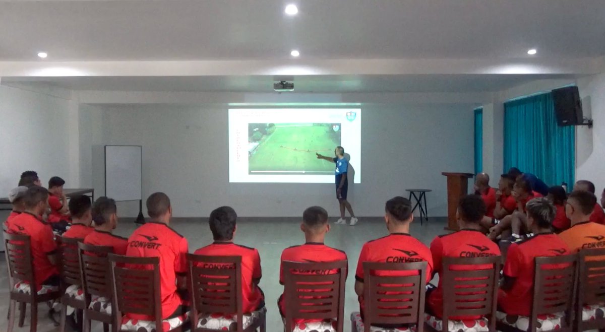 _sgr19's tweet photo. El análisis de entrenamientos es crucial en nuestra metodología operativa. Está vez se aborda colectivamente para identificar y rectificar patrones en unidades (grupos de 3-5 jug), optimizando el rendimiento global del equipo y preparándonos para la Liga 1 en Perú. @UComercio https://t.co/6YyNMiAd3V