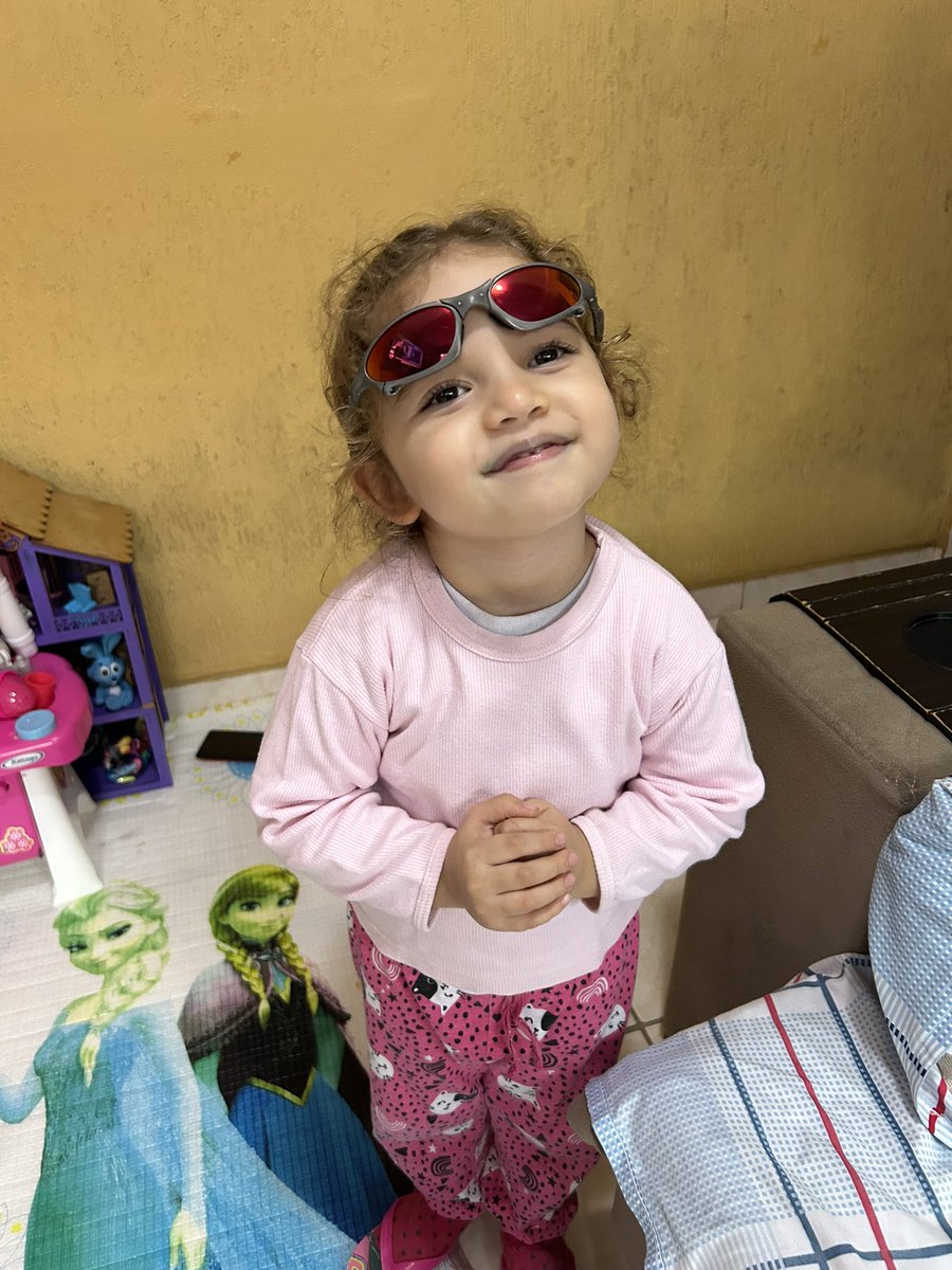 may_caparroz's tweet photo. boca toda suja de pirulito, mas ela sempre quer tirar foto de lupa 😂💖 https://t.co/3zoqNN3X0u
