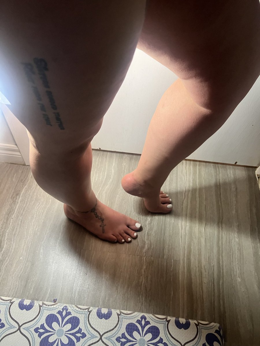 barefeethunny's tweet photo. They say my feet have a creamy texture; wanna lick them tonight? Drop into my DM’s now to have a fun chat, and guess what? I can make personalized content too. My feet size is a nine, and I’m 5’4. I love playing with my feet, and I am sure you will enjoy too. #feetseller #feetpic https://t.co/vOGES2XGm3
