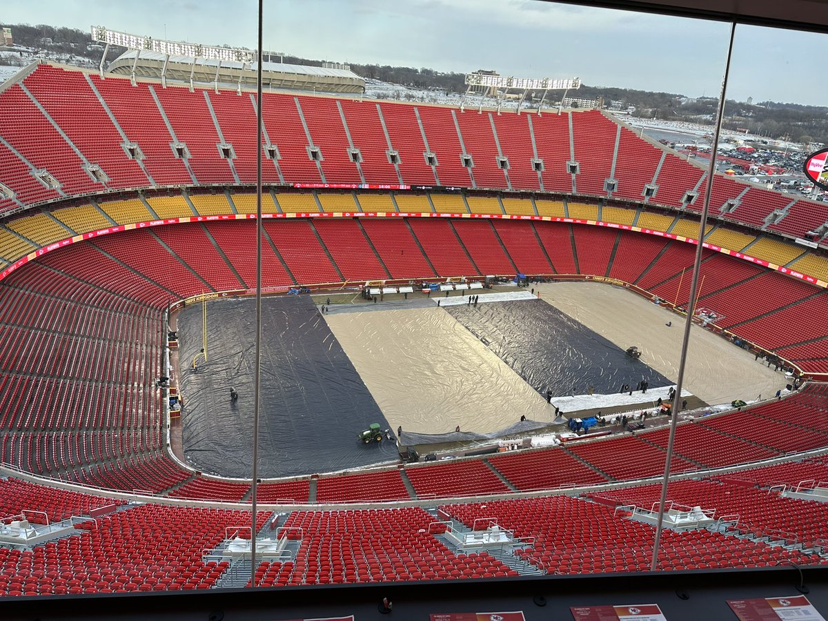 AdamHBeasley's tweet photo. Spent four years in Syracuse. The 10 minute walk from the car to the stadium is the coldest I’ve ever been in my life. And it’s only going to get worse. https://t.co/FdnpdYmROl
