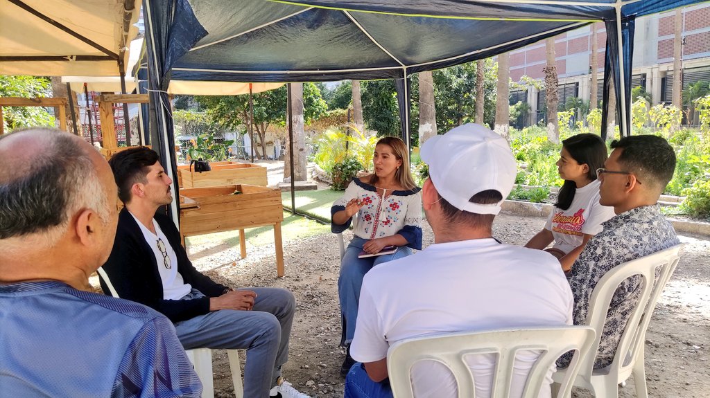 Corpoagrourbana's tweet photo. Ministra @jhoagaby conversó con Óscar Pereira, agricultor venezolano con más de 10 años de experiencia en el área. Actualmente, Pereira desarrolla una experiencia productiva en el estado Nueva Esparta. Posee cultivos de tomate y ají dulce y lechuga.
#AfirmativosAvanzamos 
#13Ene https://t.co/3nmtbNBlBo