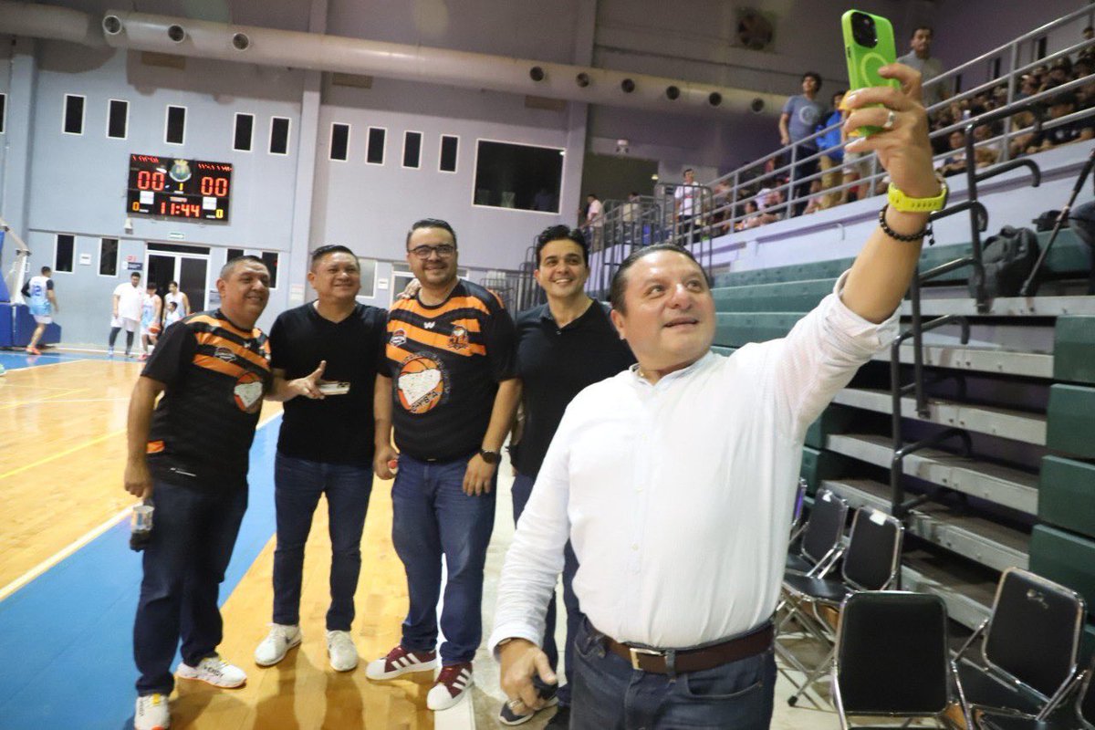erikrihaniglez's tweet photo. ¡Muchas felicidades al equipo #NereoProgreso por ganar el partido de baloncesto de anoche con 89 puntos a favor!
Como tu #representante fui invitado para ser parte de la etapa final del torneo de copa C.Y.B.A 1, en el cual se enfrentaron los equipos de NEREO PROGRESO Y CLUB HORMIGAS, en la Unidad Deportiva Francisco de Montejo.
Donde tuve el honor de lanzar el balón en ese partido. ¡Muchas gracias a las y los vecinos #progreseños que nos acompañaron!
#DiputadoLocal 9º Distrito