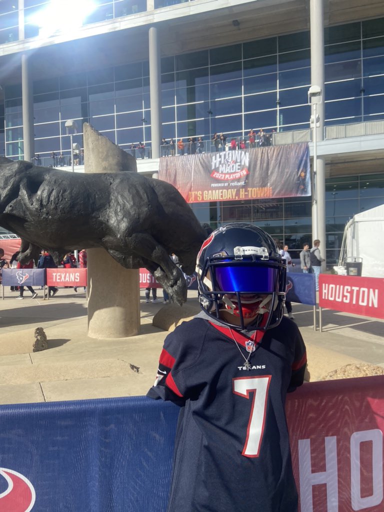 cpjp97's tweet photo. #TexansGameDay  Let’s Go!!!! 🤘🏽 https://t.co/wS9OTln7Lp