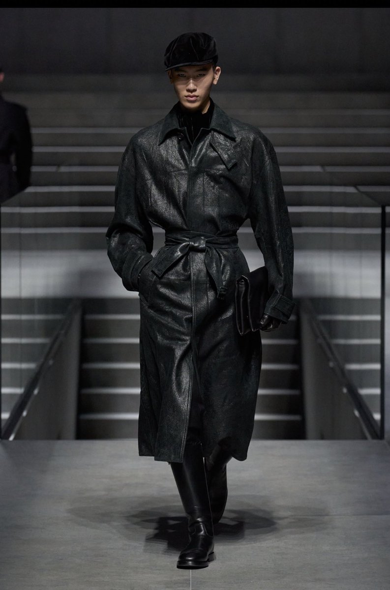 nextbigthingy's tweet photo. While I’m not big on #DolceGabbana aesthetics, I’ll give credits when credits are due. Their sleek coats for the season are a dream. The coat (and that waist) on the first image, are you kidding me? A DREAM, I said! #MFW #DGFW24 https://t.co/Mqn8Da6ZuV