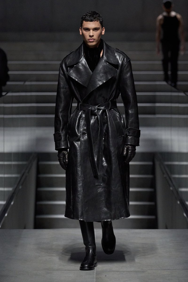 nextbigthingy's tweet photo. While I’m not big on #DolceGabbana aesthetics, I’ll give credits when credits are due. Their sleek coats for the season are a dream. The coat (and that waist) on the first image, are you kidding me? A DREAM, I said! #MFW #DGFW24 https://t.co/Mqn8Da6ZuV