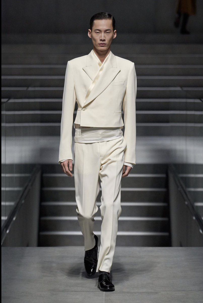 nextbigthingy's tweet photo. While I’m not big on #DolceGabbana aesthetics, I’ll give credits when credits are due. Their sleek coats for the season are a dream. The coat (and that waist) on the first image, are you kidding me? A DREAM, I said! #MFW #DGFW24 https://t.co/Mqn8Da6ZuV