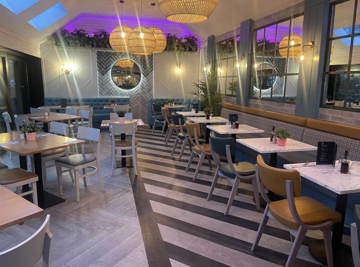 Houston Inn #bar #pub #chairs #tables #leather #contract #furniture