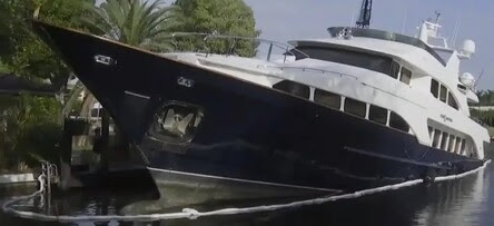 Benetti Super Yacht Partly Sinks in Fort Royal Isle Fort Lauderdale
#YachtSinking #YachtDamage #YachtSalvage #YachtRepair #FortRoyalIsle #FortLauderdale #SeaTow #FortLauderdaleFireRescue #NewRiver #Benetti #SuperYacht #OutNews poweryachtblog.com/2024/01/benett…