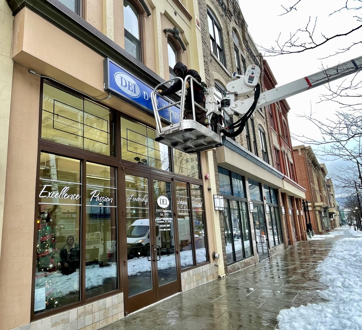 DHuyEng's tweet photo. Our Scranton office front bringing some D’Huy blue to the Electric City! We are very excited to be building our presence downtown and look forward to contributing to our community.
#dei #dhuyengineering #engineers #projectmanagement #schoolconstruction #forensicevalualtions https://t.co/Ai0Qmv56X2