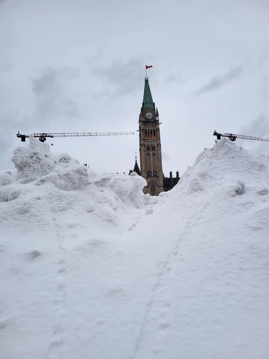 zekus's tweet image. The Peace Tower behind a snow bank this afternoon ❄️❄️❄️