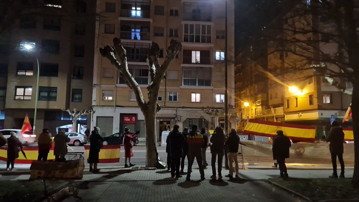 También en Burgos se concentran algunos patriotas frente a la sede de la PSOE para hacer notar su desacuerdo con la política de Pedro Sánchez.

Y llevan haciéndolo el mismo tiempo que los protestan en Ferraz.

Buenas noches España 🇪🇸 🇪🇸 🇪🇸.