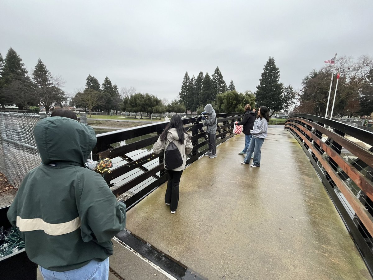 CannadyWill's tweet photo. Thank you to all the volunteers who braved the weather this morn to help @devinlavelle and I take down the #PocketCanalHolidayLights. Hope you enjoyed them & they helped brighten your holiday. #PocketPride #Pocket #Greenhaven https://t.co/JPg3F3X1FK