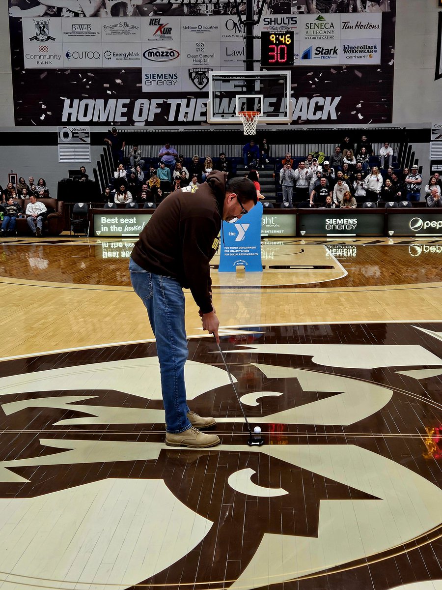 Lining up what turned out to be the winning putt and a winter pass to the Olean YMCA golf simulator!

Thank you to the <a href="/YMCAOlean/">Olean YMCA</a> for sponsoring today's halftime contest! #Unfurl