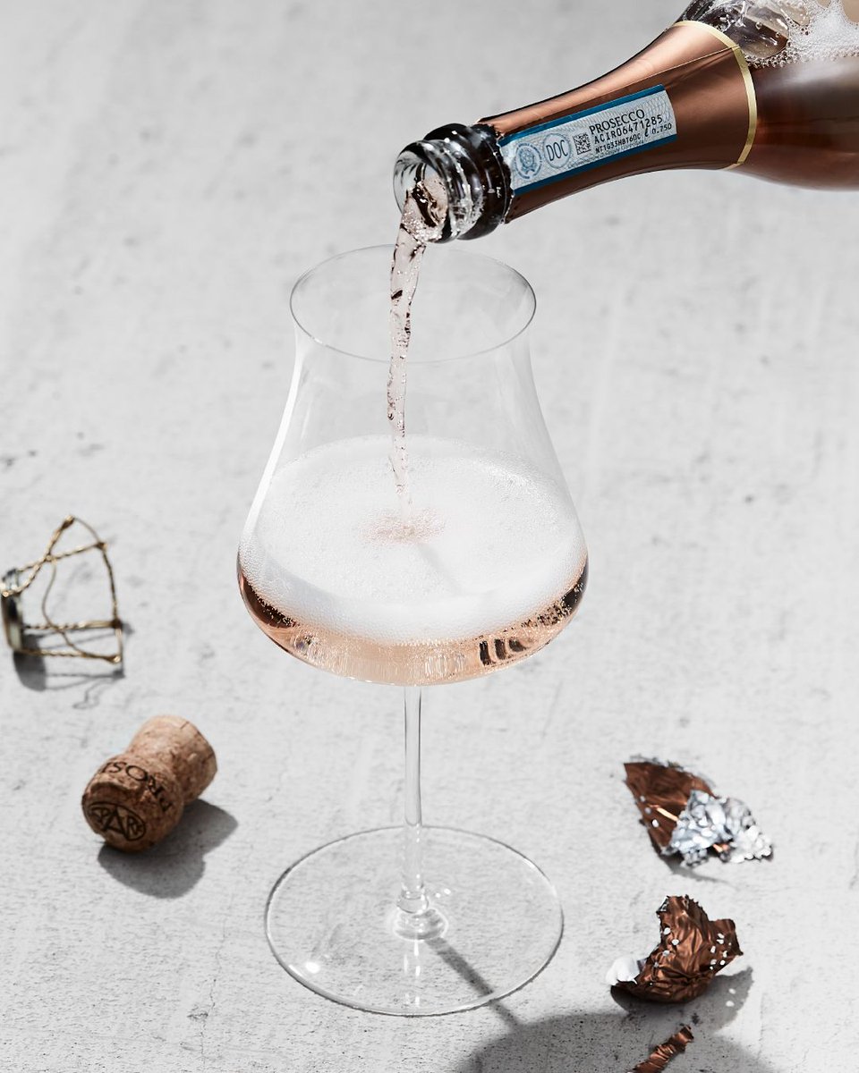 WineEnthusiast's tweet image. Time for a debate! 📣

Do you prefer sparkling wine in a flute or an all-purpose glass? 🍷

Shop our Somm glass 👉️ enth.to/3vaWPxI
Learn about the different glass styles 👉️ enth.to/3vc7iJm