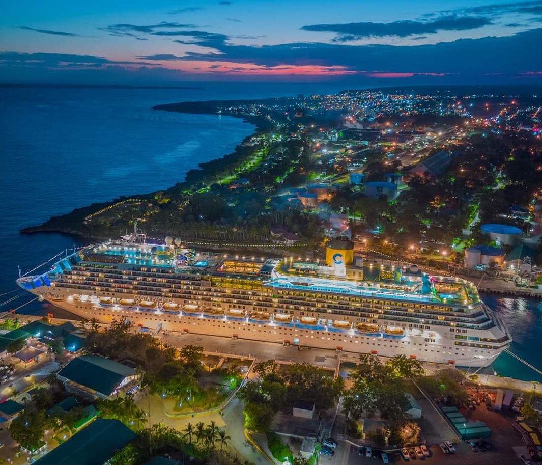 Don't miss out on this Saturday's breathtaking visual experience! Feast your eyes on the magnificent #CostaPacifica ship at #LaRomanaPorts. Prepare to be amazed by the stunning view of #LaRomana and its surroundings! Photo credits @depauladrone @CostaCruises