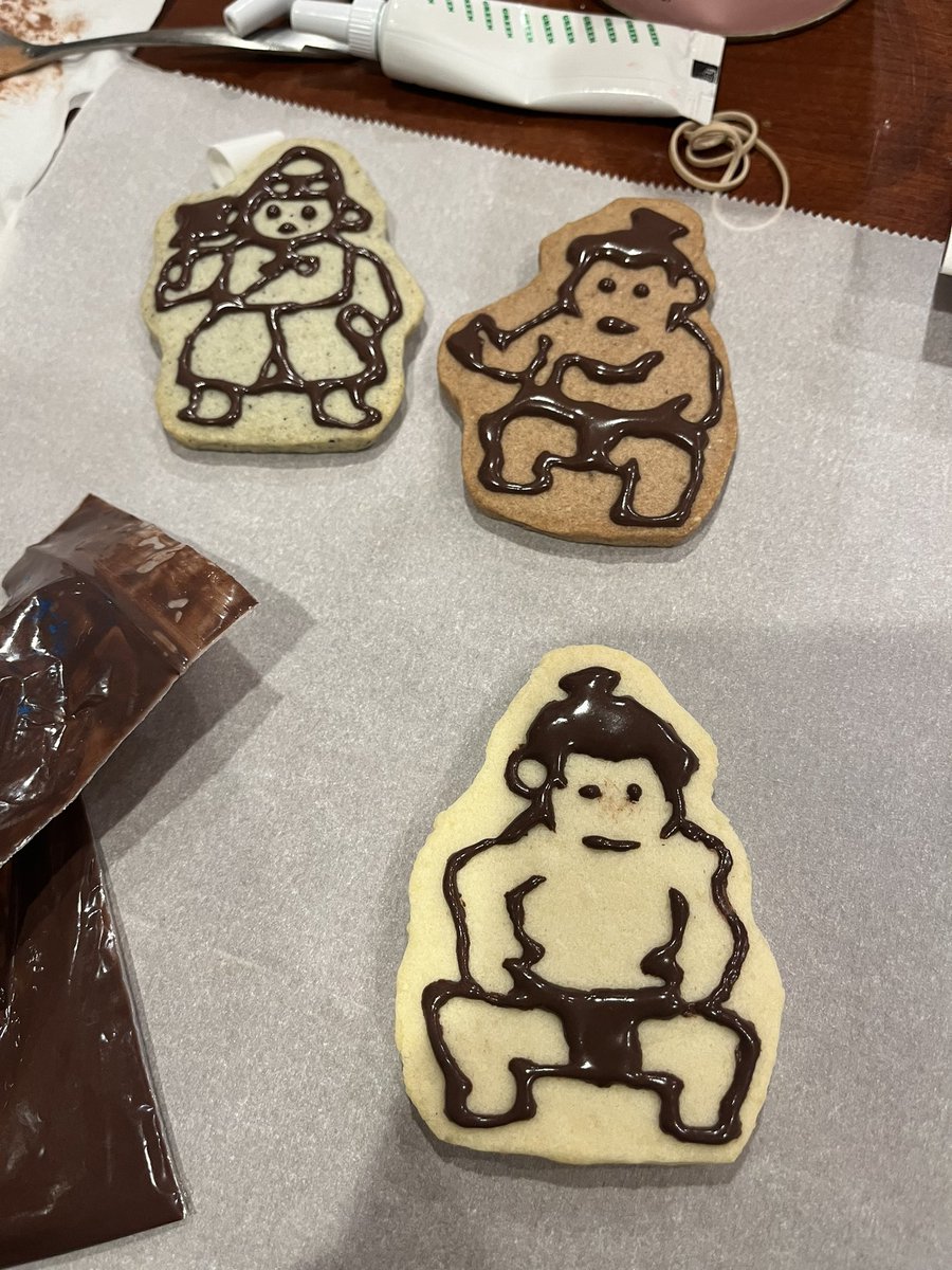 15_legs's tweet photo. behind the scenes.. my first attempt at cake topper deco.. and the pre-assembly.. https://t.co/SGvQHxPOyt