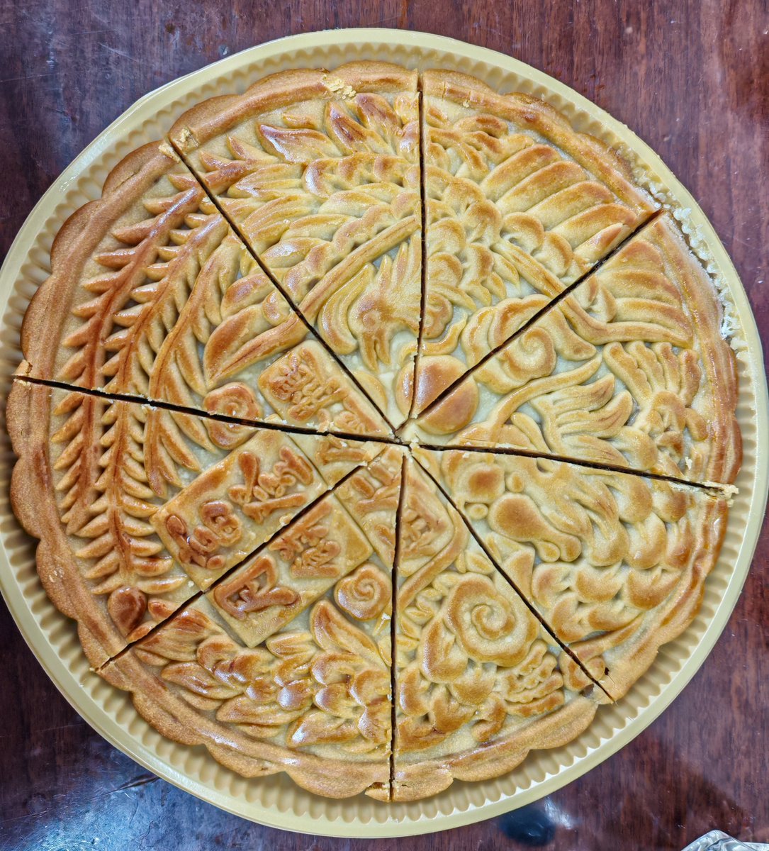 shell21588914's tweet photo. 第一次吃这么大的月饼。 https://t.co/YDSUdB0r1O