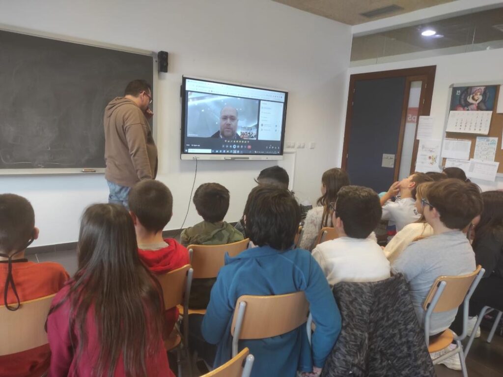 ciudaddelosninosdecarbajosa.es/menuda-voz/cui…
En Menuda Voz,  hemos estado con Gil Barrero que adapta videojuegos para que puedan ser jugados por personas con discapacidad 
Completa su trabajo con sesiones como youtuber para explicar el manejo de las novedades en adaptación