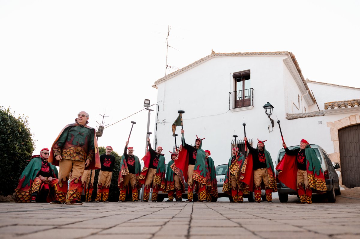 Ball de Diables de Ribes Colla Jove (@collajoveribes) on Twitter photo Els membres de la Colla Històrica, que s’estan fotent un bon esmorzar, us recorden que a les 12h actuen a la plaça del <a href="/castellderibes/">Castell de Ribes</a>. I, des les 10h, servei de barra, paradeta, concert de gralles i tot el caliu necessari. No hi falteu! 🎉🔥
📸 <a href="/BiroolRol/">Biel Rovira</a>
#BallDeDiables
#SPRibes Els membres de la Colla Històrica, que s’estan fotent un bon esmorzar, us recorden que a les 12h actuen a la plaça del <a href="/castellderibes/">Castell de Ribes</a>. I, des les 10h, servei de barra, paradeta, concert de gralles i tot el caliu necessari. No hi falteu! 🎉🔥
📸 <a href="/BiroolRol/">Biel Rovira</a>
#BallDeDiables
#SPRibes