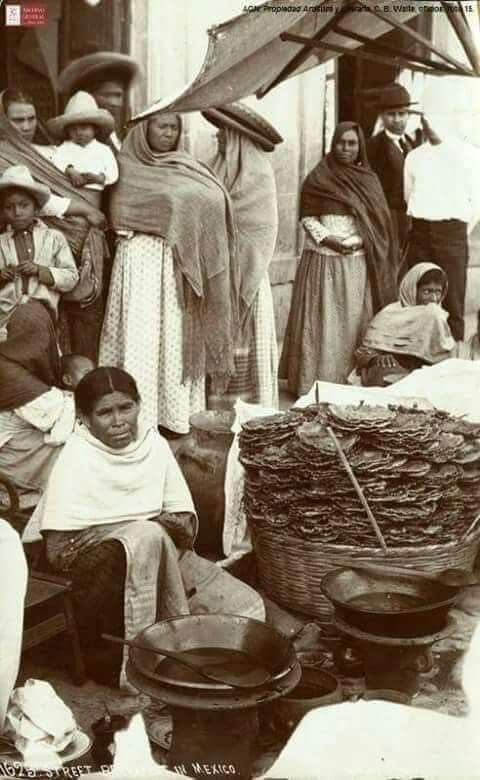Vendedora de buñuelos .
1909.
México de antaño.
Cuánto se tardaría en prepararlos...?🤔

Quierooooo buñuelos con su jarabe...! 😋
#MéxicoTierraSagrada
