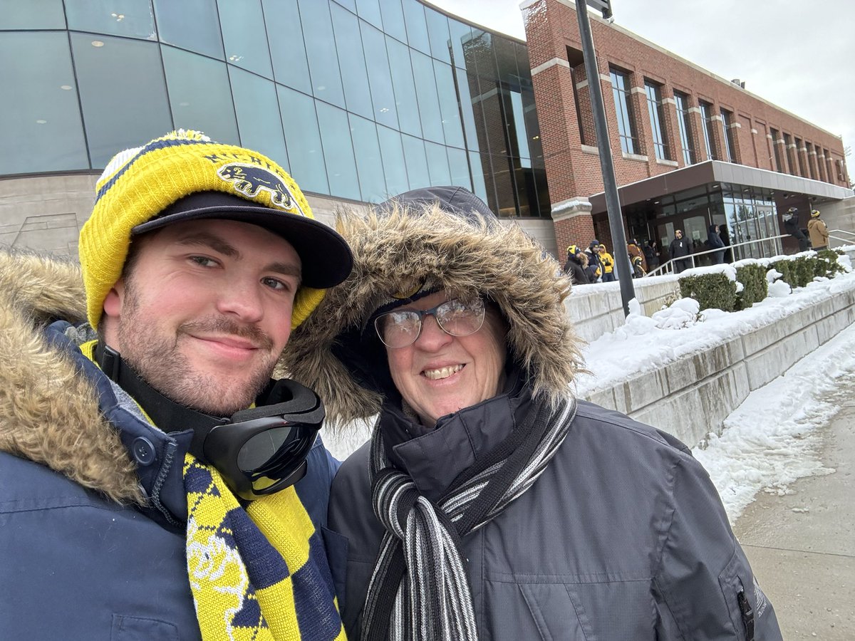 GrillCheeseGawd's tweet image. We love a January parade #GoBlue #PullitDown 🏆