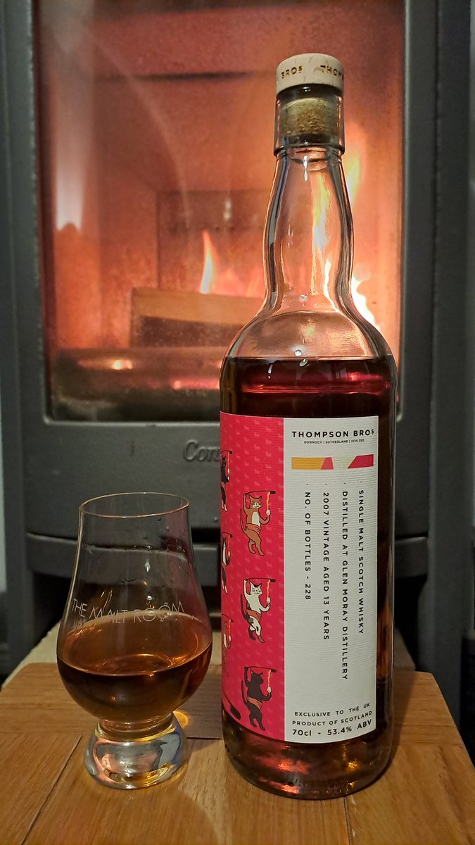 socialdrammer's tweet photo. A nice @GlenMorayDist from @DornochDist to finish the night ๐ฅ๐๐ฅ
#whisky #Dornoch #saturdaydram #firesidedram #thompsonbros #whiskyandcats https://t.co/6FNPtBNRfY