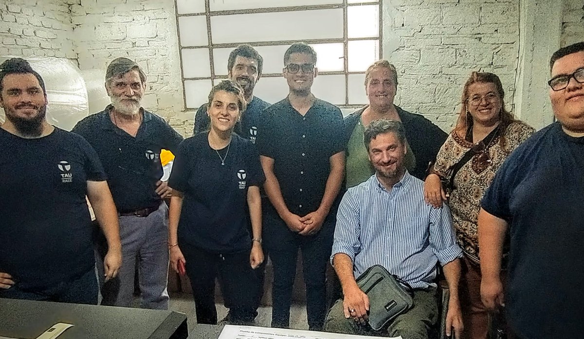 RPSoques's tweet photo. Estuvimos en Nodo Tau que es una organización que trabaja desde la inclusión social y en la reutilizacion de residuos informáticos. https://t.co/WsLBEAy2Rn