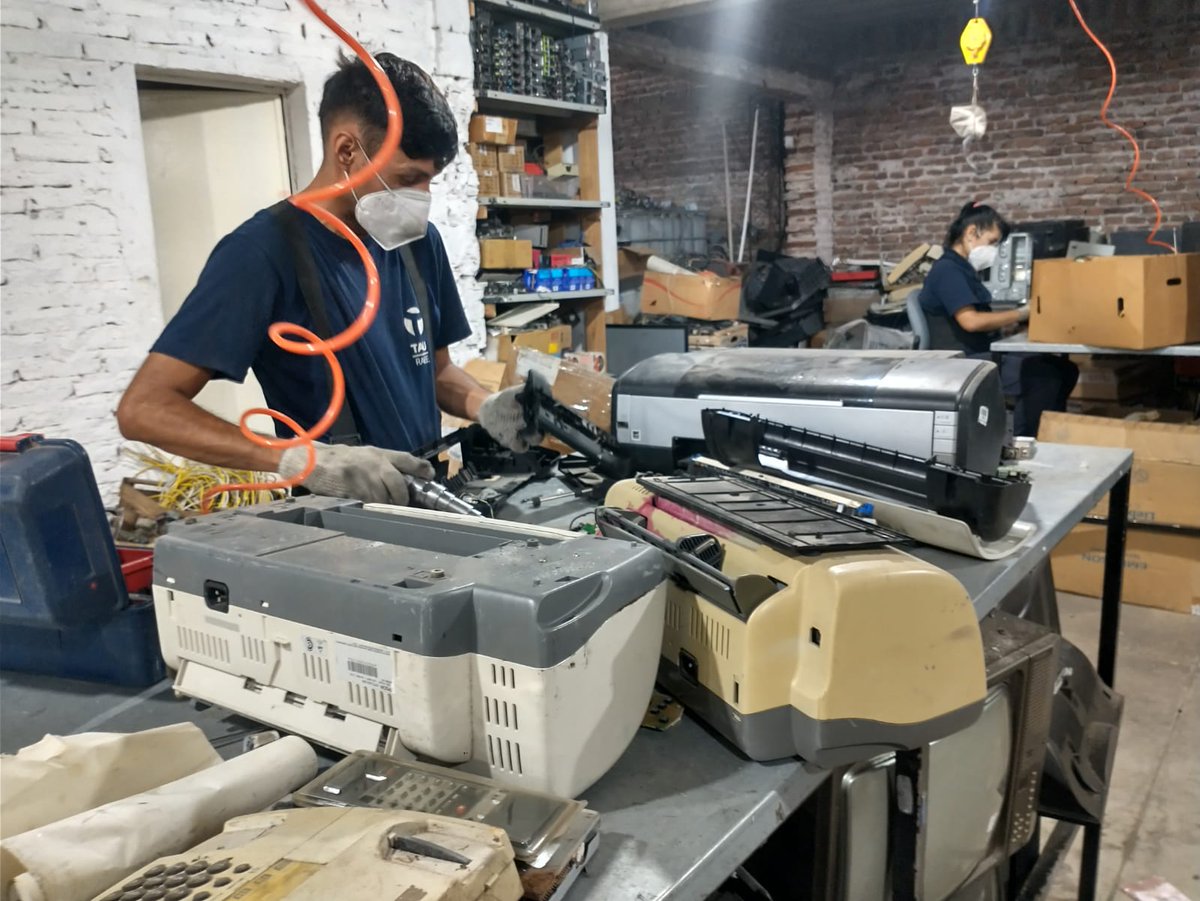 Estuvimos en Nodo Tau que es una organización que trabaja desde la inclusión social y en la reutilizacion de residuos informáticos.