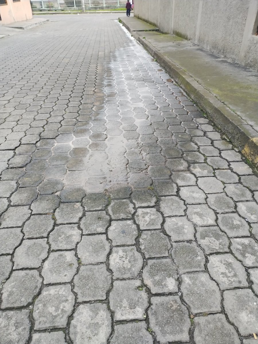pkosoakd's tweet photo. Señores @aguadequito, su gentil ayuda con esta fuga de agua en la calle Sta. Elena, sector Santa Bárbara Baja, parroquia La Mena. https://t.co/hrQlOI1qLw