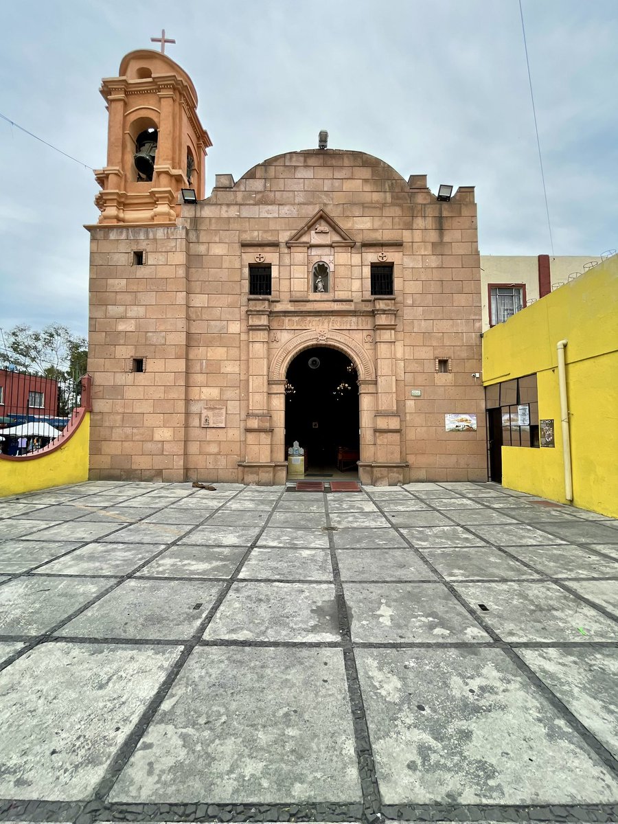 Hoy visité la Parroquia de la Concepción Tequipeuhcan. 

No había nadie adentro pero estaba llena de Paz.