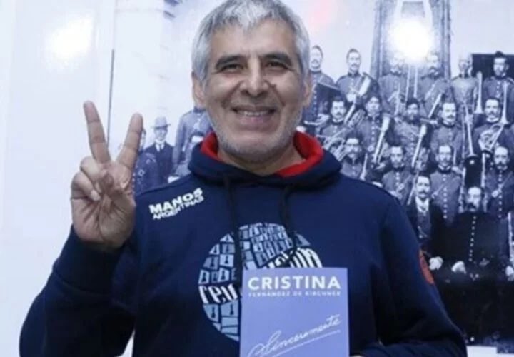 atlanticsurff's tweet photo. Es un buen momento para recordarles que el pasado 10 de Diciembre de 2021 Cristina a través del estado le pago 5 millones a Peteco para que cante en el día de la “democracia y derechos humanos “. Ahora entienden porque repudia a este gobierno? Se terminó la pauta, ácaro estatal.👇👊✌🏿