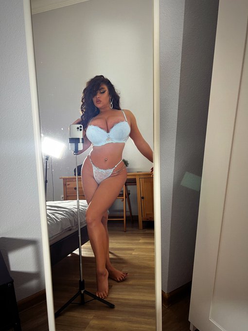 I look like an angel in this sky-colored lingerie, don't I? https://t.co/0wDU2gZcd5