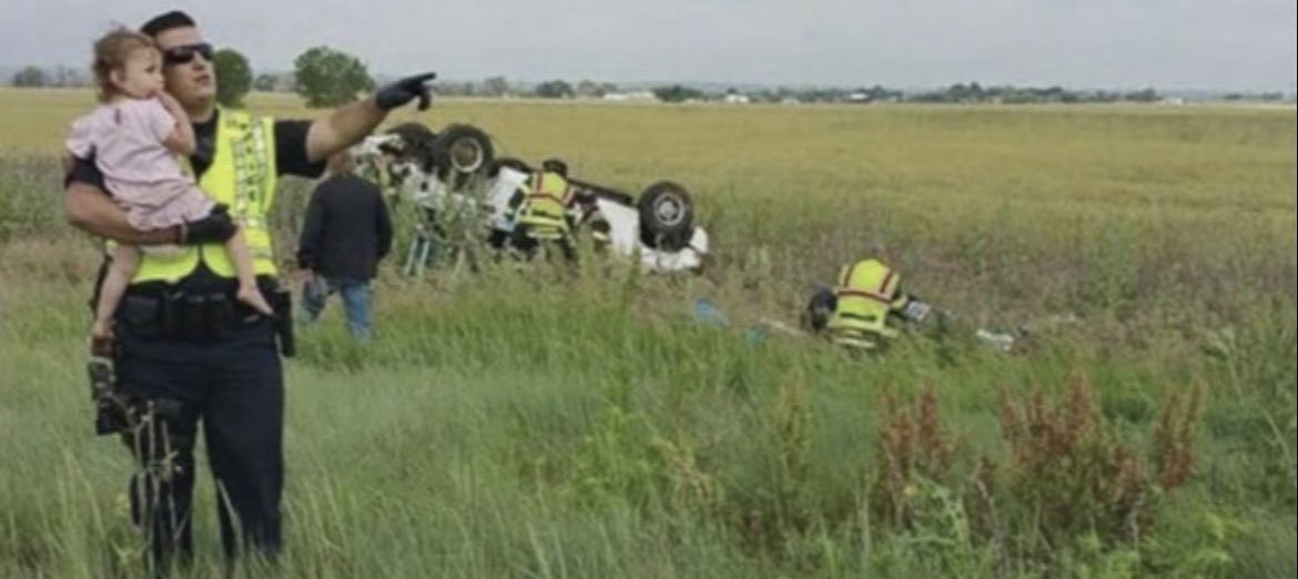 MorbidKnowledge's tweet photo. Police officer pictured distracting a little girl after her father lost his life in a car accident. https://t.co/YV6pEtaUtT