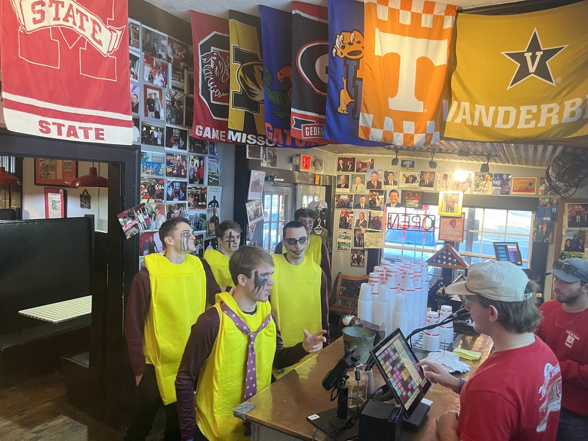 TheLittleDooeys's tweet photo. Bananas, pregaming before the big game tonight.  #hailstate. ⁦@mscollegetown⁩ ⁦@msstate⁩ ⁦@HailStateMBK⁩    Beat Bama https://t.co/s9MsKraocl