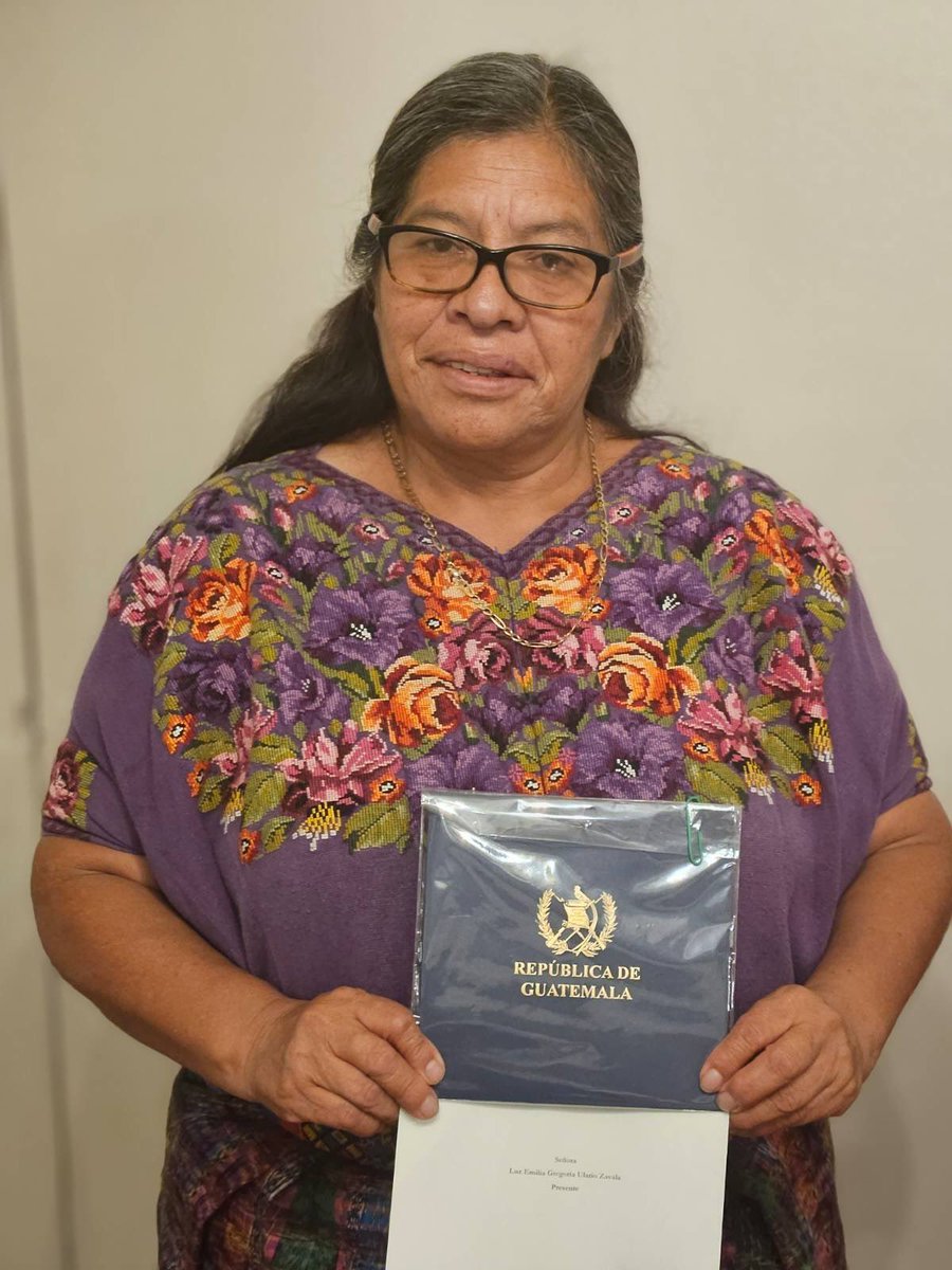 ruda_gt's tweet photo. 🌻 Luz Emilia Ulario Zavala asistirá a la toma de posesión de Bernardo Arévalo y Karin Herrera. 

Fue alcaldesa indígena de Santa Lucía Utatlán, Sololá, en el período 2022 y 2023. Es una de las voces que lideró el #ParoNacionalIndefinido que iniciaron los pueblos el pasado 2 de octubre. ✊🏾🔥

📸Francisco Simón