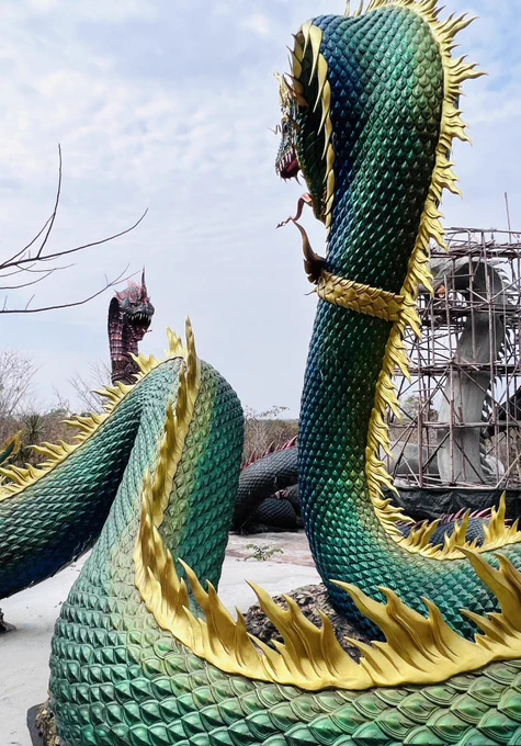カーラシン東端の巨大仏教公園。まずは3柱の巨大ナーガ様がお出迎え(1柱は建造中) 3すくみ状態になるんですな 