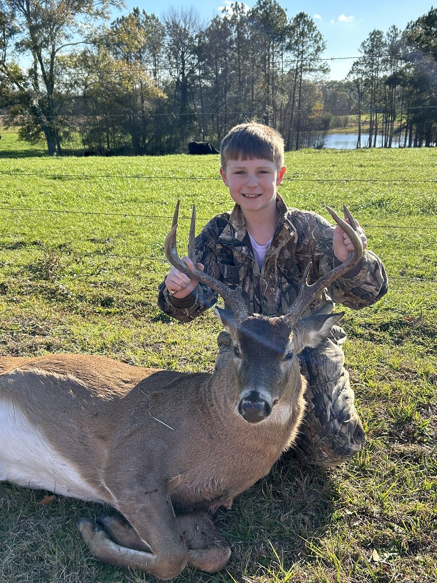 PapaLott1's tweet photo. Case Strong at it again!! He killed this 8 point a few weeks ago! 🦌@cookielott @RidgeRockHuntCo #CaseStrong #HailState https://t.co/BDCdJvHO2u