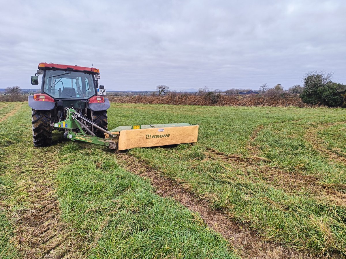 NiallRyan3's tweet photo. Did a bit of mowing today. Should have been baled Oct '23, rain stopped play.  Will bale and wrap monday,🤞 https://t.co/vdz8EEyOhR