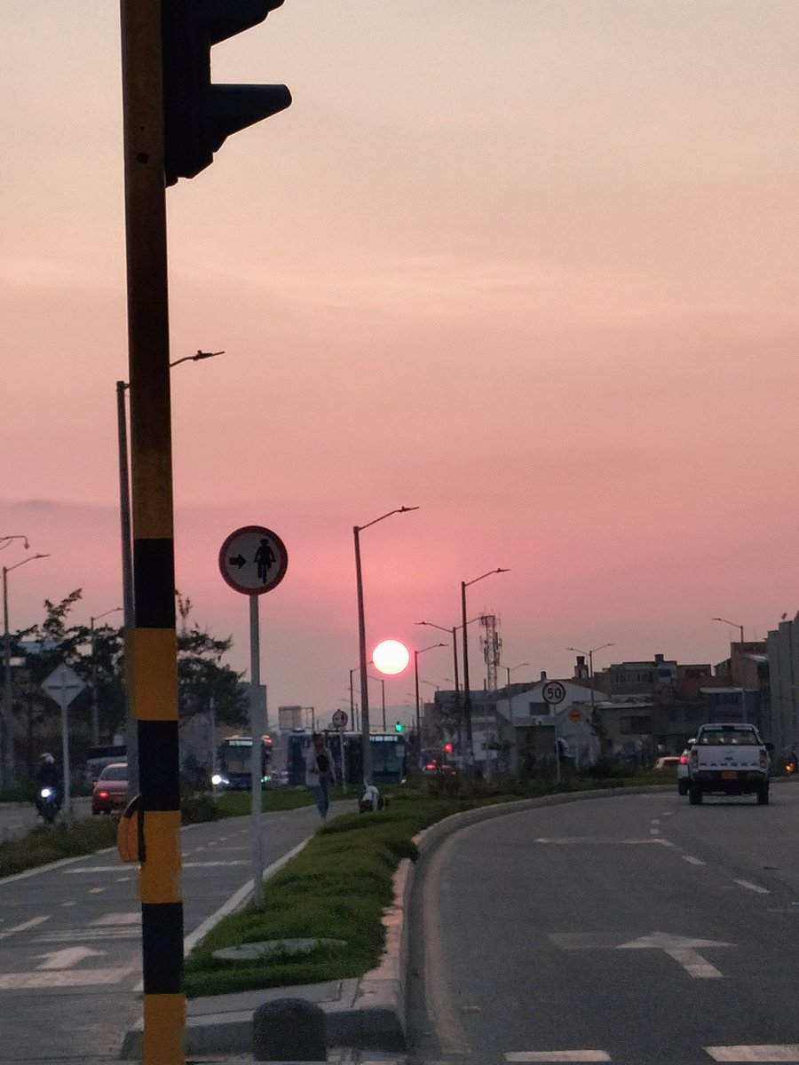 LeIdYJaRaMiLLO2's tweet photo. Alguien q me explique esta puesta de Sol, aterradormente hermoso https://t.co/XFPk5KBYkb