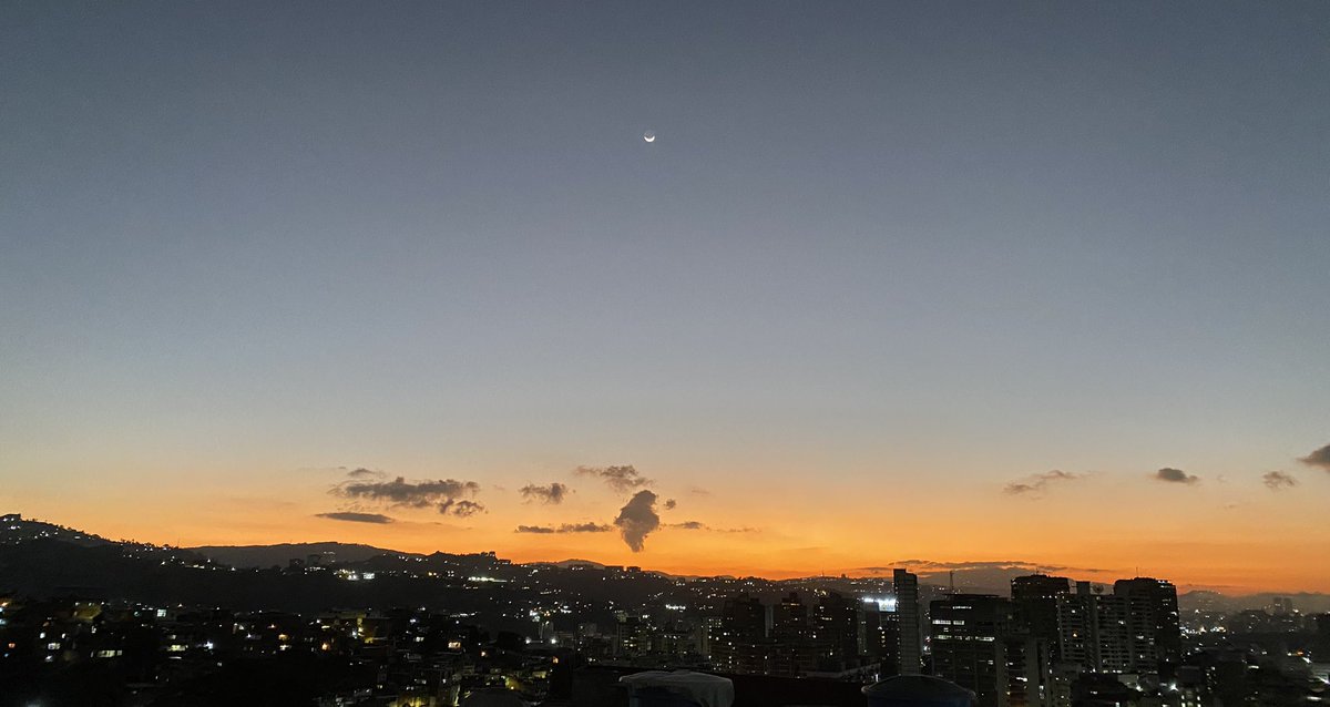 ElTallerDeMary's tweet photo. Atardecer con luna 🌙 #Caracas #Caracasdetarde https://t.co/6ICUPhr3rs