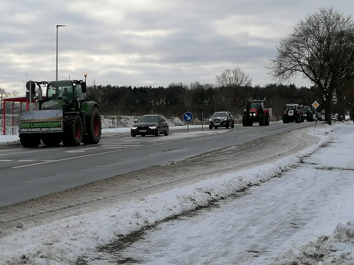 Lymphpatient's tweet photo. #Kolonnenfahrt #Landwirte #8Januar2024 #Winter #B207 #HerzogtumLauenburg #SchleswigHolstein #Allemagne #Niemcy #Germany #FarmersProtest https://t.co/3qlmFurvQY