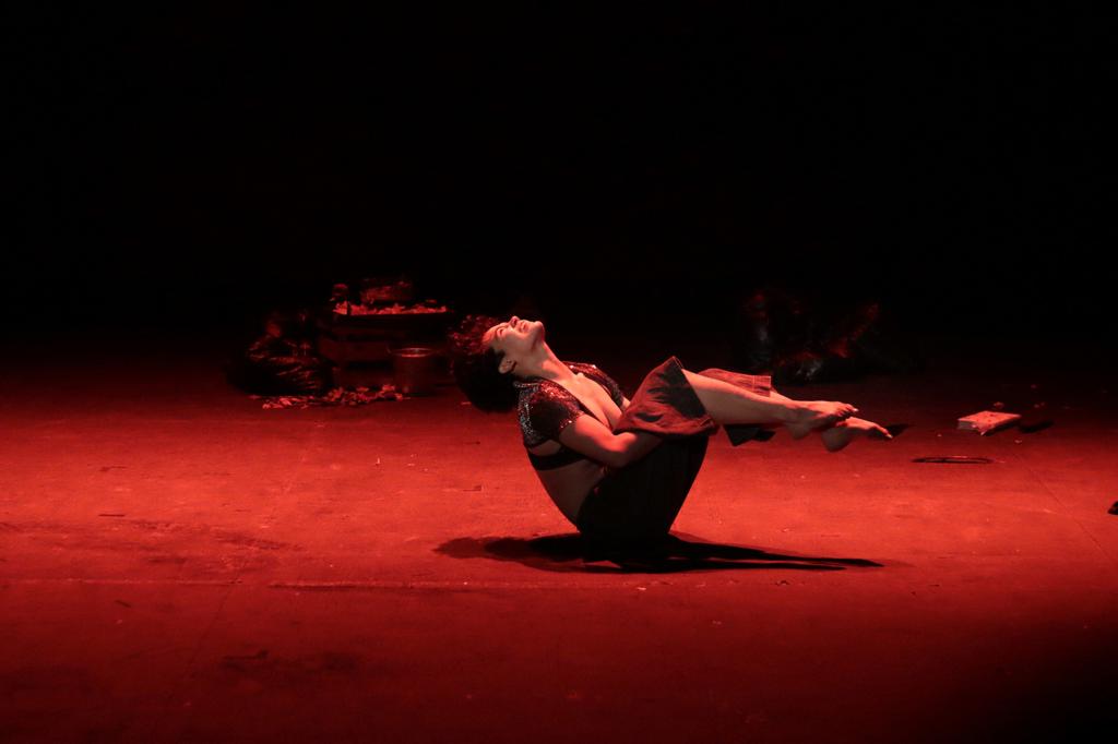 SOY MI DIABLO

Una mujer existiendo a través de mentiras, recuerdos deformados y metáforas. Una obra que refleja y es en sí misma, el intento genuino de una mujer por sublimar su herida y reconstruir su autoestima desde una mirada más amorosa, plena y feminista.

📸 <a href="/filomarinomx/">Rod Castillo Filo</a>