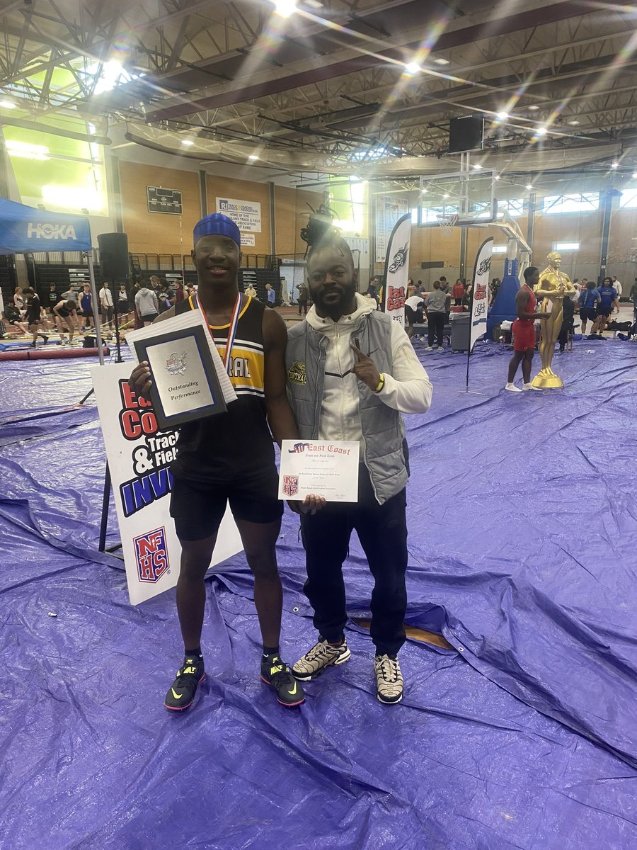 ODemetriuso's tweet photo. I am now the East Coast High Jump Champion . With a new PR Jumping 6’6 Tying the State Record. While also winning the Outstanding Performance Award 🥇 @CollegiateMb @centboysfootbal @coach https://t.co/0oFu67bORm