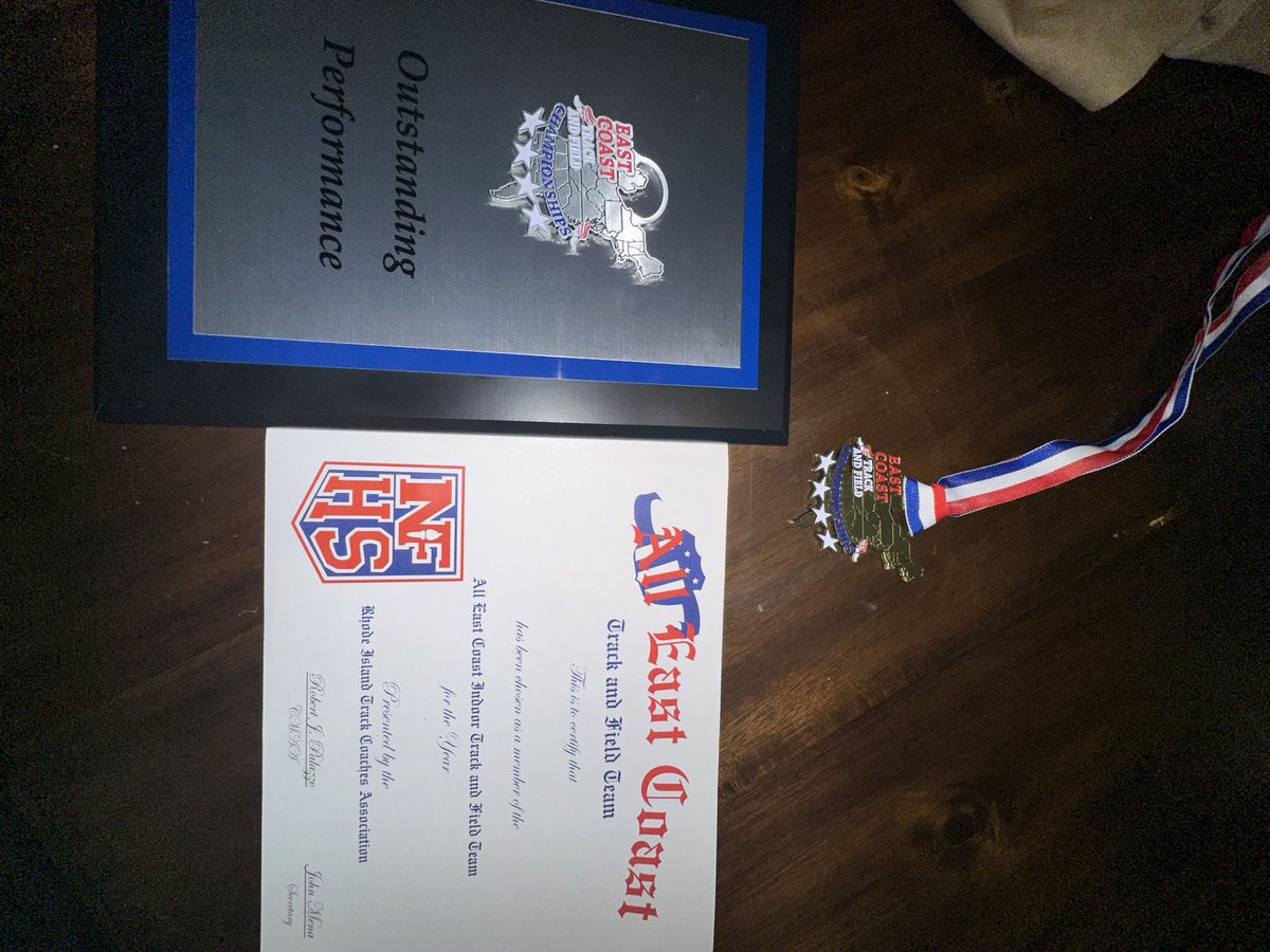 ODemetriuso's tweet photo. I am now the East Coast High Jump Champion . With a new PR Jumping 6’6 Tying the State Record. While also winning the Outstanding Performance Award 🥇 @CollegiateMb @centboysfootbal @coach https://t.co/0oFu67bORm